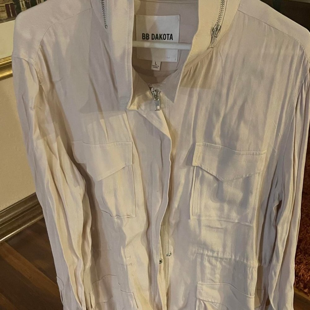 WOMEN'S TOP  SZ. L.  BB DAKOTA  Long Sleeves Zipper Front~ and pockets